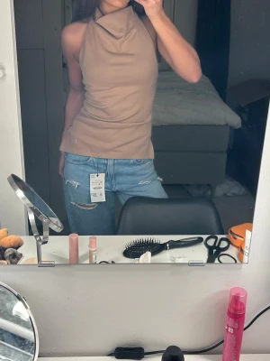 Beige Halterneck topp från Zara - Såå himla fin halterneck topp i beige färg! Sitter så himla bra o är i superbra skick. Har endats använts vid 1 tillfälle 🤍🤍