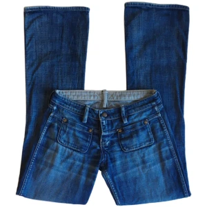 Vintage lowwaist bootcut jeans, 70tal/ 2000tal/ cyber/ y2k  - Coolaste lågmidjade jeansen med fickor i fram och inga i bak! (jeansen är vändbara, går alltså att använda från båda håll) 100% bomull, Midjemått 74cm, Grenhöjd 19cm, Innerbenslängd 84cm, Benöppning rakt över 24cm
