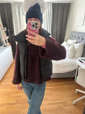 Svart väst  - .Snygg och trendig svart väst från Zara. Perfekt att bära över stickat eller hoodie - funkar toppen till vardags!   Använd med i fint skick. Inga synliga defekter. 