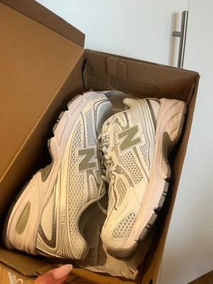 New Balance 740 sneakers  - Helt oanvända NBs 740. Färg: WHT/SAGE/SIL  Inköpta för 1300kr
