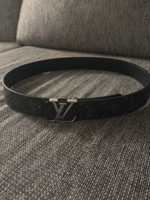 Louis Vuitton Bälte - Säljer begagnad Louis Vuitton bälte i väldigt bra skick ända problemet för mig var att den var lite för liten därför säljer jag den den är i 105 och passar XS till M
