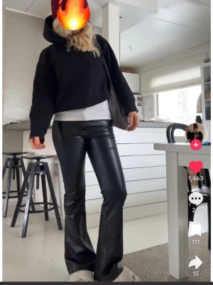 Snygga Skinnbyxor från only  - Snygga Skinnbyxor från only som passar perfekt till en cool look eller bara som något basic. Dom är midwaist men är ändå ganska låga och det syns inte om man har en tröja över. Ganska stretchiga så skulle säga att det kanske passar från xs till m.