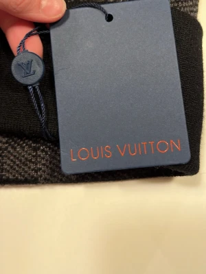 Louis vuitton mössa svart och grå - Louis vuitton mössa svart och grå. Aldrig använd, skriv gärna om ni har prisförslag