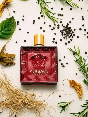 Versace Eros Flame parfym 100ml äkta helt ny… - Versace Eros Flame är en lyxig parfym i en fyrkantig, röd glasflaska med guldigt lock.  Det är helt ny ni får den  med kartongen liksom ni får det som det ska vara helt äkta 100ml jättegod inte stark eller mjuk håller länge 