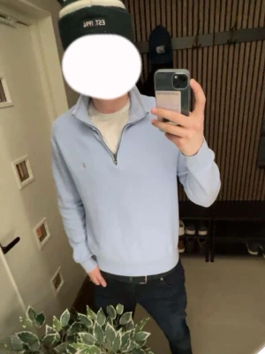 Ljusblå halvzip-tröja från Ralph Lauren - Tjena! Säljer nu min ljusblå Ralph Lauren halvzip tröja, qR-kod, finns,tröjan är i storlek L, skriv vid minsta fundering 💭 