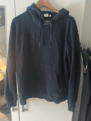 Pepe Jeans hoddie mörkblå - Använd från och till men inga defekter. Liten i storleken för att vara XL.