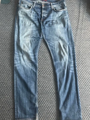 Jack & Jones jeans mörkblå med tvätt - Flitigt använda men tyvärr gjort sitt syfte. Slim/straight fit och långa. Priset kan diskuteras.
