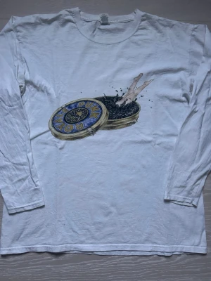 Punk royal tshirt  - Snygg och unik punk royal T-shirt där en kvinna dyker ner i en rysk caivar burk. Bra skick, går endast o få tag i om man spenderar 50 000kr på resturangen. 