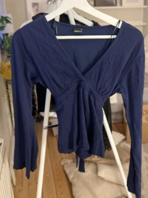 jätte fin topp - jätte fin topp från gina som man knyter i ryggen!