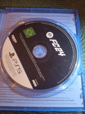 EA Sports FC24 till PS5 - Säljer spelet EA Sports FC24 till PlayStation 5. Fodralet är blått och spelet är på skiva. Omslaget visar en fotbollsspelare i ljusblå matchställ. Perfekt för dig som gillar fotbollsspel och vill spela de senaste ligorna.