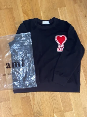 Ami Paris tröja  - Använd bara 2 gånger. Ami Paris tröja storlek M i extremt bra skick, vid funderingar eller frågor skriv gärna. Mvh