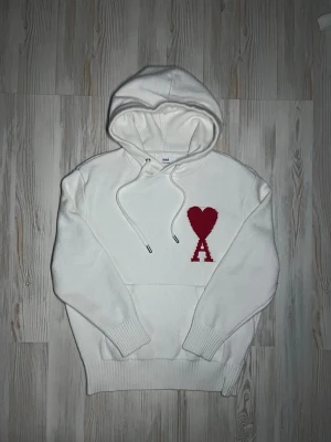 Ami paris hoodie - säljer denna hoodien eftersom att jag inte använder den längre, inga defekter alls.  🛑OPS billigare vid köp av bundle🛑  Säljer för ett bra pris vid snabbaffär🤩
