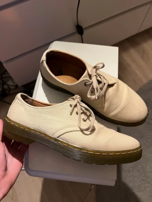 Dr. Martens - Låga beiga Dr. Martens i Stl 39. Superfint skick.