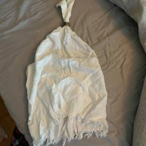 Vit halterneck i linne med fransar - Halterneck topp me fransar!😍 supersöt på me öppen rygg!!