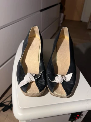 Söta klackar  - Söta klackar i Stl 36. Vet inte märket men står ”made in Italy”. Fint skick.