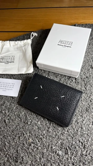 Maison margiela plånbok - Säljer en snygg plånbok från maison margiela. Alla tillbehör på bilderna skickas med. Priset är prutat och klart, först till kvarn.