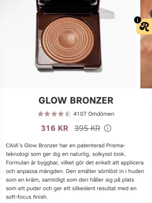 CAIA Glow Bronzer i guldig nyans - Glow Bronzer från CAIA med en silkeslen, byggbar formula som ger en naturlig, solkysst look. I färgen la digue och är ej använd då jag fick fel färg.