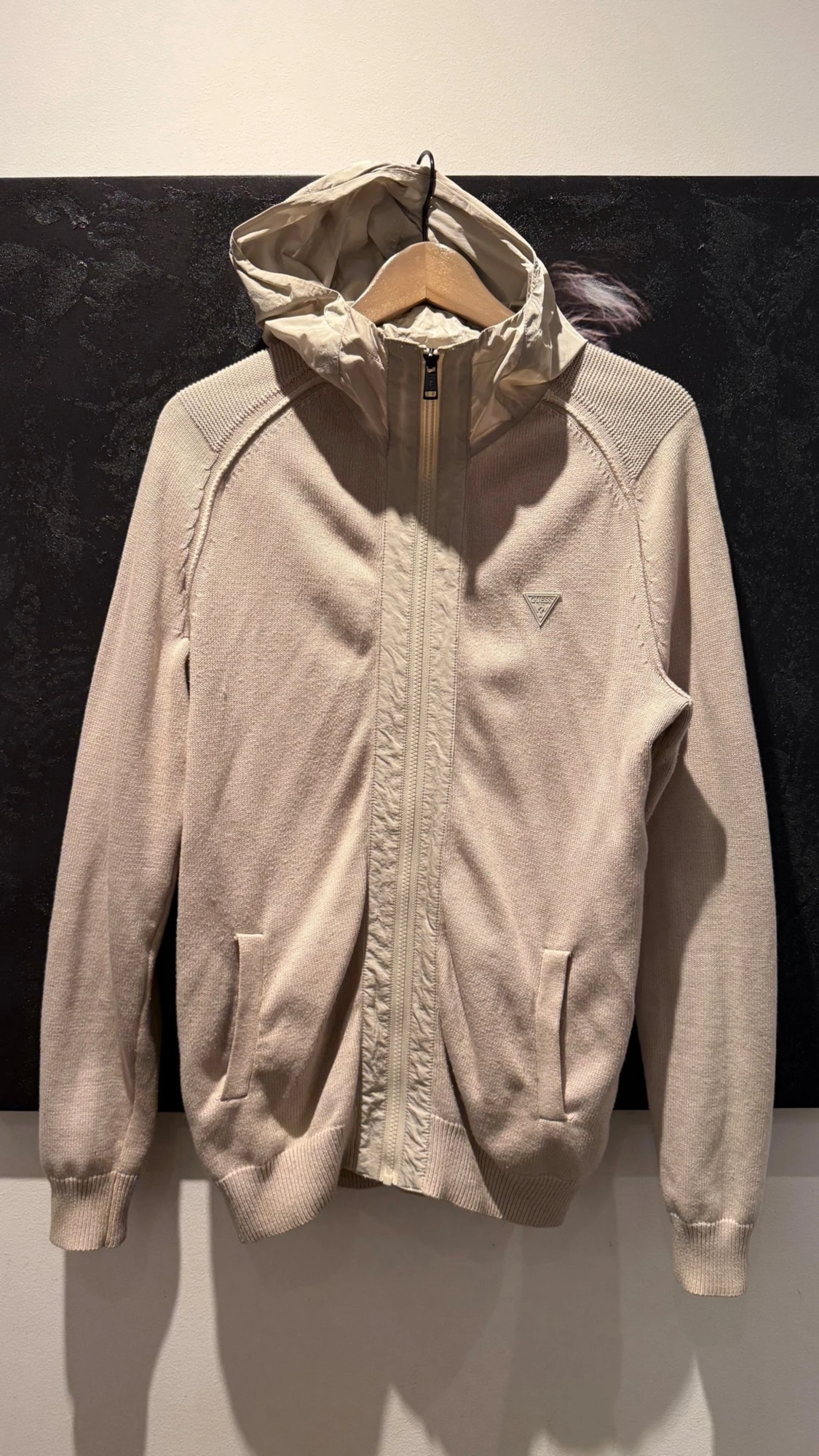 Beige hoodiejacka från Guess