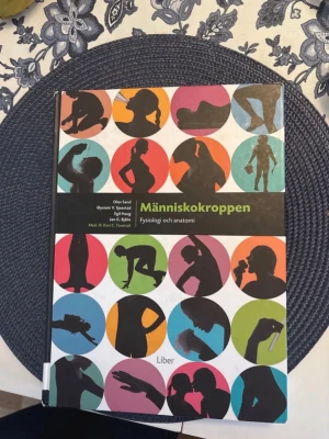Människokroppen- fysiologi och anatomi  - Fin anatomi bok som är nödvändig i bland annat sjuksköterska utbildningen. Använd men tagit god väl hand om den. Nypris var 1200kr. Perfekt kurslitteratur inför T1 men också inför framtiden. Jätte fin innuti boken, inget överstruket eller vikt. Hör av dig vid frågor!
