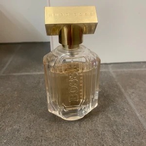 Hugo Boss parfym ” the scent” for her - Hugo boss parfym 50 ml. Använd ett fåtal gånger ( se bild) 