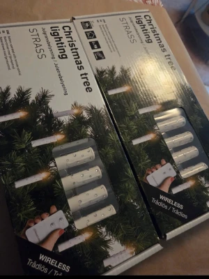 Trådlös julgransbelysning STRASS - Säljer två paket trådlös julgransbelysning från STRASS. Varje paket innehåller 10 vita LED-ljus med fjärrkontroll. Ljusen är ca 11 cm långa och har ett klassiskt utseende som liknar stearinljus. Perfekt för att skapa mysig stämning i granen.
