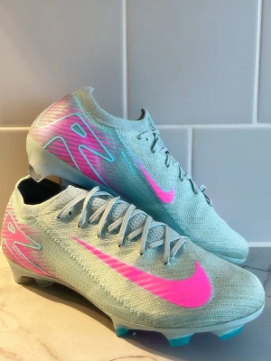Nike Mercurial blåa fotbollsskor - NIKE AIR ZOOM MERCURIAL VAPOR 16 ELITE FG. Använda en månad max! 