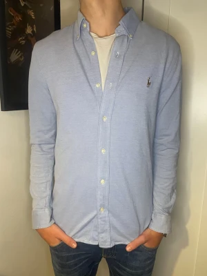 Ljusblå skjorta från Ralph Lauren - Säljer en fin ljusblå skjorta ifrån Ralph Lauren Knit Oxford . Storlek S. Mycketbra skick. Ingen defekter, inga problem. Hör av er vid eventuella frågor! 😊