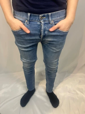 Dondup jeans  - Tja säljer ett par Dondup George jeans. Trendigaste jeansen på marknaden. Vårt pris är 899kr medans nypriset ligger på 4000kr. Jeansen är i fint skick. Skriv vid frågor eller ifall du vill ha fler bilder.