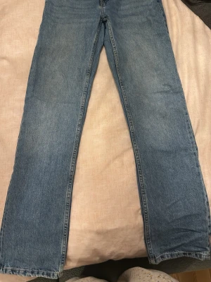 Lågmidjade blåa jeans (icon) från lager 157  - Klassiska ljusblå jeans med rak passform och fem fickor. Jeansen har en tidlös look med normal midja och är tillverkade i slitstarkt bomullsdenim. Perfekta för dig som gillar en avslappnad och ikonisk stil.