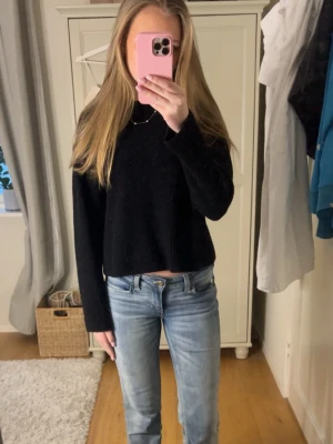 Svart stickad tröja från & other stories - Svart stickad tröja med normal passform! Från & other stories! Skriv gärna om du har några frågor eller funderingar!💞