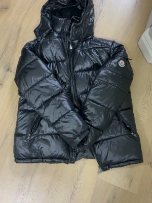 Moncler maya jacka - Moncler maya jacka i storlek L. OBS-NFC funkar int