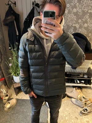 Colmar jacka  - Grön Colmar jacka som har en unik design på armarna som kanske inte alla gillar men den är bara synligt använd på märkerna och är inte sönder någon annanstans. Passar folk som är mellan 160-175