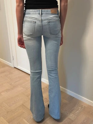 Jeans Bik Bok 520, low waist flare XS - Ljusblå jeans från Bok Bok i nyskick, det är modell 520 som är lågmidjade och utsvängda. De är upplagda av sömmerska men sedan inte använda.   Storlek XS Midja rakt över 34 cm Innermått 84 cm