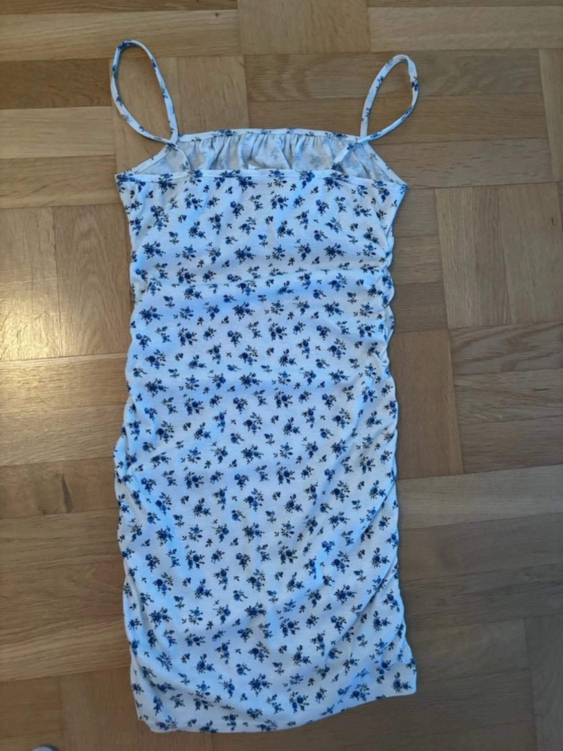 Vit blommig kortklänning med smala band - 1