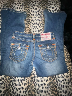 Vintage true religion jeans  - Säljer mina true religion jeans storlek 28 då dem inte blir använda längre och ville ha pengar av kläder jag inte använder. Dem är bra skick, inte klippta eller sydda i. Jag är 154cm lång och dem sitter bra men lite långa så jag skulle inte rekommendera om du är en bit längre än mig. Ordinarie pris: 1000kr i Oslo 
