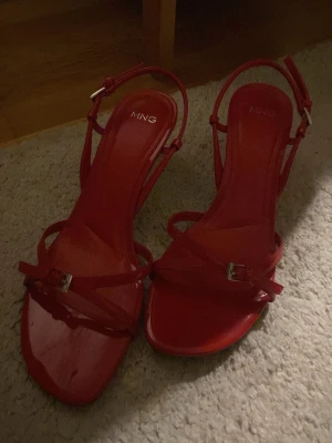 Röda klackar med smala remmar  - Skitsnygga klackar som är bekväma! Väldigt bra skick och perfekt för utekvällen.💋💋 🍷 