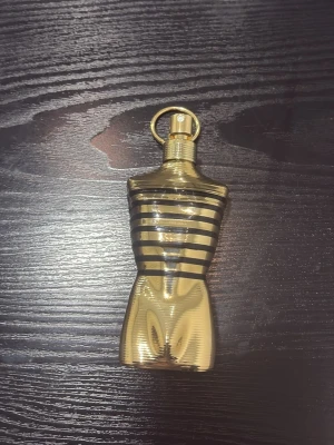 Jean Paul Gaultier Le Male Elixir EdP - Säljer en Jean Paul Gaultier Le Male Elixir Eau de Parfum i 100 ml. Flaskan har en unik design i form av en manlig torso i glänsande guld med svarta ränder. Kommer med originalkartong. Perfekt för dig som gillar exklusiva och ikoniska dofter.