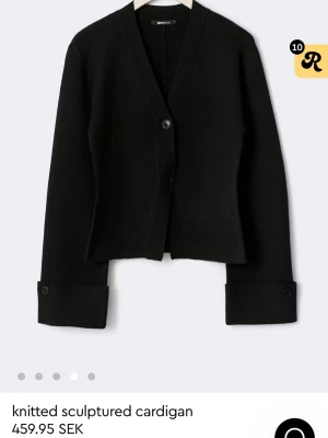 Svart stickad cardigan med knappar - Stilren svart stickad cardigan från Gina, använt 1 gång men den är lite för stor för mig! Skriv privat för egna bilder!