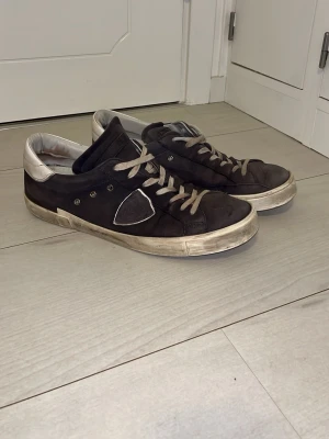 Philippe model skor  - säljer dessa Philippe model skor i använt skick. Skorna är blå och pefekt när våren börjar. Vid frågor är det bara att skriva