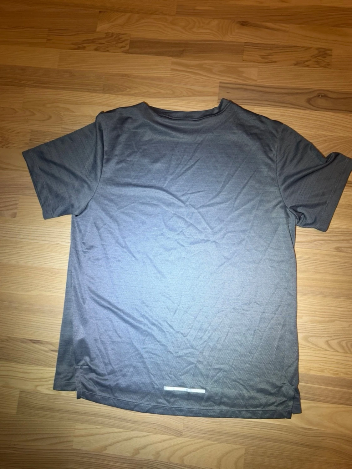 Grå Nike running T-shirt  med vit logga - 2
