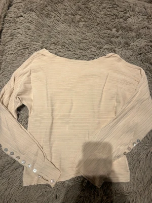 Ljus gul ribbad tröja  - Snygg ljus gul tröja. Knabbt använd