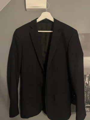 Svart Filippa K kavaj - Svart kavaj från Filippa K i strl 46 (motsvarar Small/liten medium) Utmärkt skick, knappt använd. Nypris ca 3700kr. Hör av er vid frågor eller fler bilder!😄