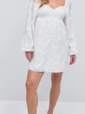 Vit studentklänning långärmad - Superfin och skön sommar/studentklänning! Nyskick (behöver dock strykas), använd få gånger. Pris kan diskuteras❤️💋