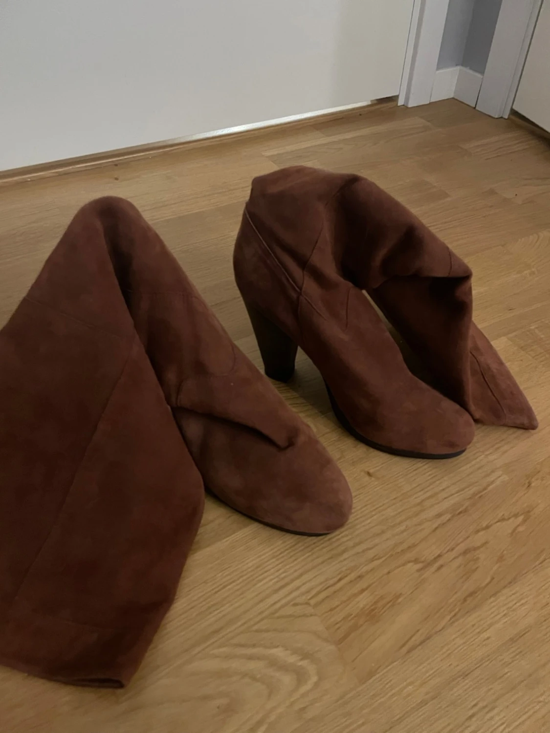 Bruna mockastövlar med klack - 1