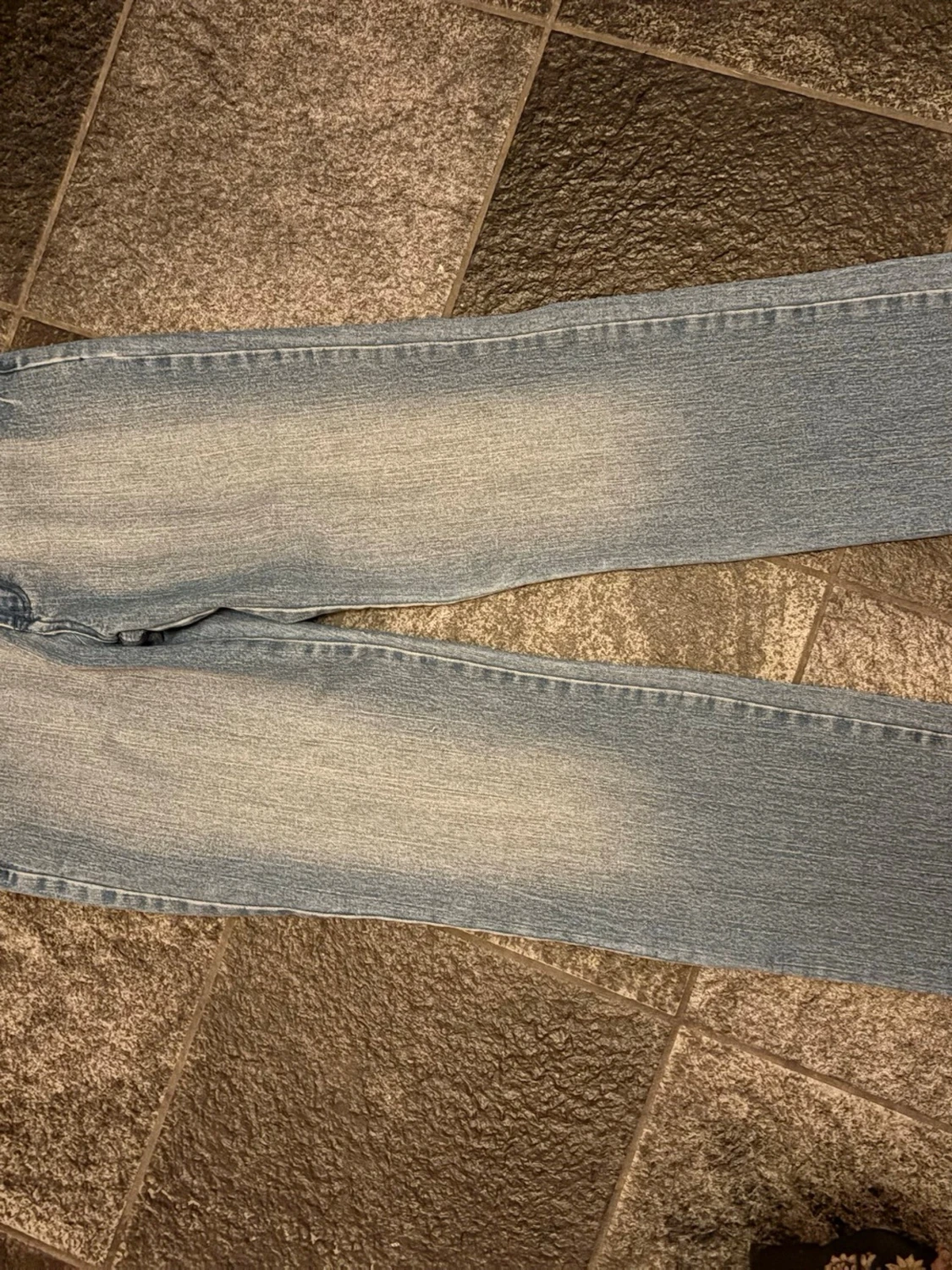 Blå jeans med broderad krona - 2