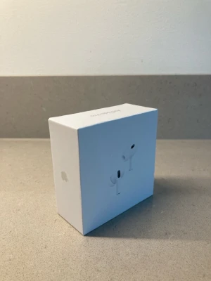 Apple AirPods Pro  - (BOX INGÅR)  Säljer ett par Apple AirPods Pro i helt nytt skick. Hör av er vid frågor.
