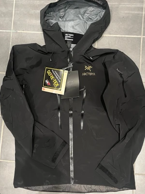 Arcteryx alpha sv jacka - Tja säljer denna Arcteryx jackan nu till vintern. Jackan är helt orörd och kommer med taggar. Kvitto finns även! Har du en fråga är det bara att höra av sig! ✅(priset ej hugget i sten)