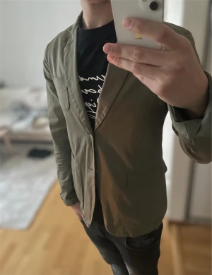 Olivgrön Blazer - Riktigt skön kavaj/blazer funkar perfekt med tisha under✅skick 8/10 en knapp saknas men inget man märker av | skriv vid frågor eller funderingar!
