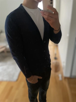 Mörkblå cardigan med knappar - Skick 8/10✅ | storlek s passar xs | skriv vid frågor eller funderingar!