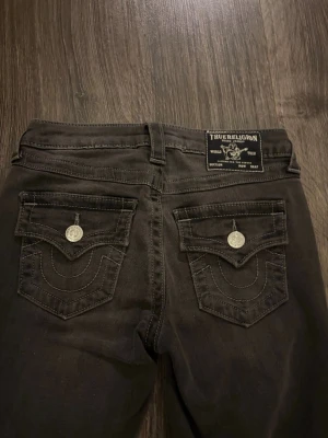 Svarta bootcut jeans från True Religion - Becca Mid Rise Bootcut Jeans från True Religion. Använda endast fåtal gånger.